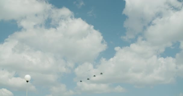 Militärhubschrauber fliegt über Schlachtfeld — Stockvideo