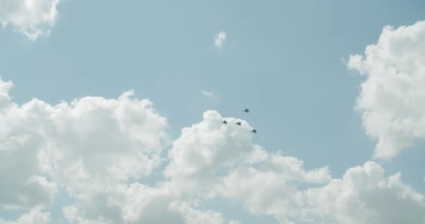 Kolonne van vier militaire gevechtsvliegtuigen vliegt over de grond — Stockvideo