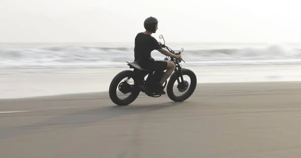 单车手海滩摩托 — 图库照片