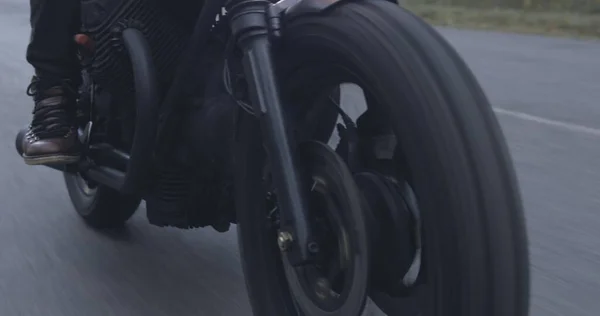 Guy à moto sur la route forestière — Photo