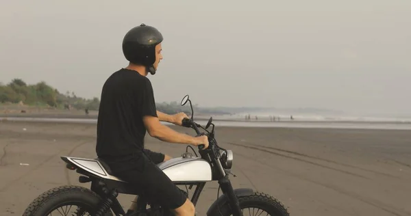 Motorrijder strand motorfiets — Stockfoto
