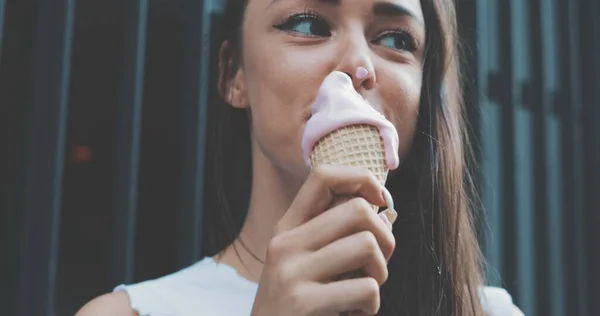 Girl eat ice cream — Stock Photo, Image