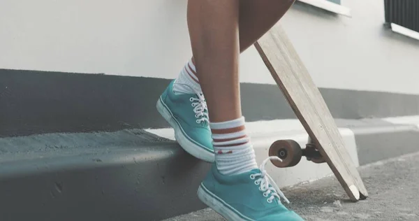 Femme jambes commencer à monter sur skateboard — Photo