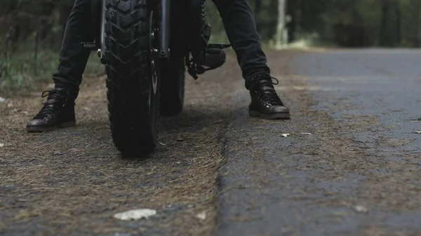 Guy rider motorcykel på skogsväg — Stockfoto