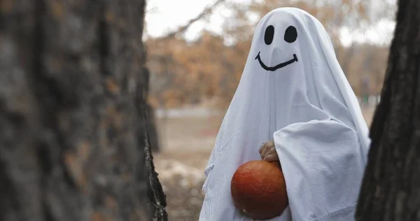 Niña en un disfraz fantasma —  Fotos de Stock