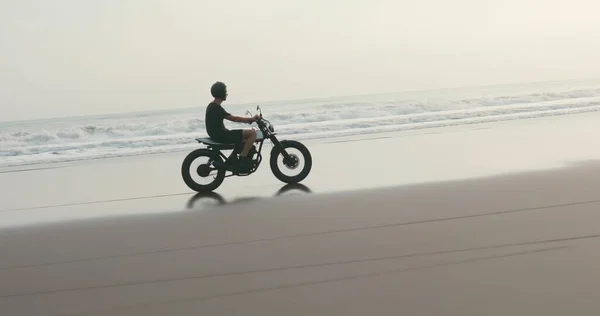 Motorrijder strand motorfiets — Stockfoto