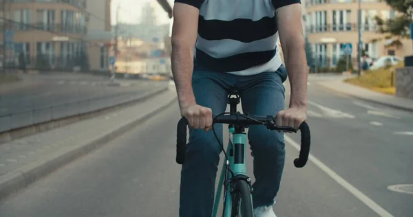 Jovem hipster homem andar de bicicleta — Fotografia de Stock