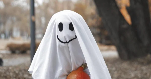 Bambina in costume fantasma — Foto Stock