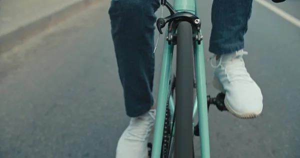 若いヒップスターの男が自転車に乗って — ストック写真