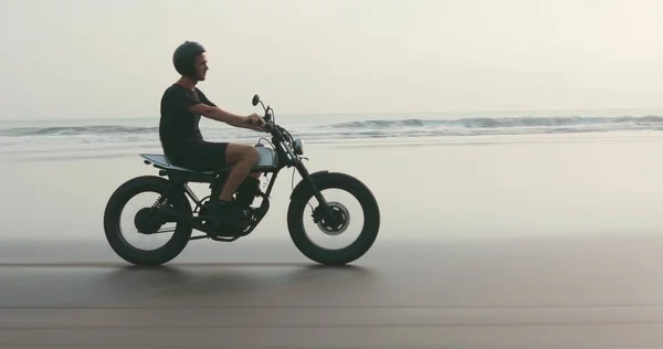 Motorrijder strand motorfiets — Stockfoto