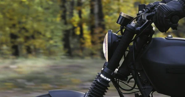 Cara de moto na estrada da floresta — Fotografia de Stock