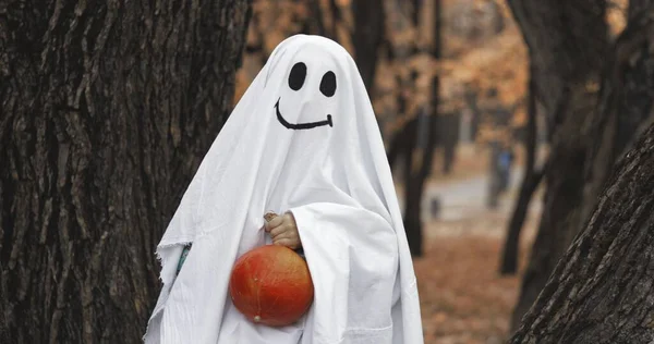 幽霊の衣装を着た女の子 — ストック写真