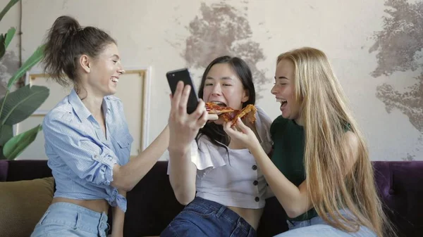 피자를 먹는 행복 한 다종 민족 친구들 — 스톡 사진