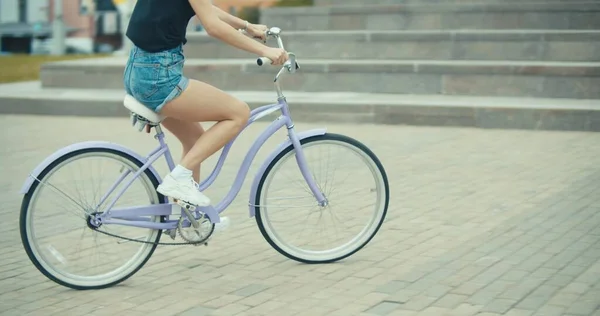 在城市骑自行车的年轻妇女 — 图库照片