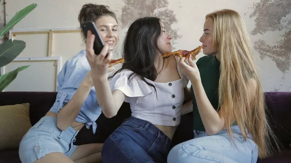 Amigos multiétnicos felizes comendo pizza — Fotografia de Stock