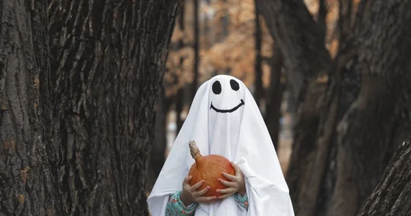 Menina em um fantasma traje — Fotografia de Stock