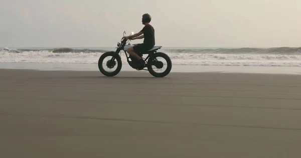 Motorrijder strand motorfiets — Stockfoto