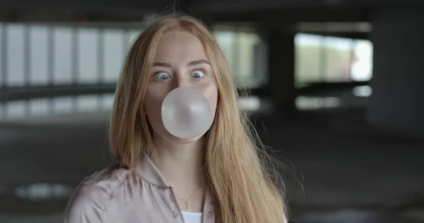 Young woman blowing bubbles — Stock Photo, Image