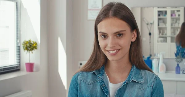 Mujer paciente sonriendo —  Fotos de Stock