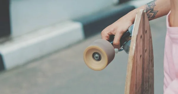 Skateboardåkare med longboard — Stockfoto