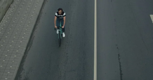Jonge hipster man rijden fiets — Stockfoto