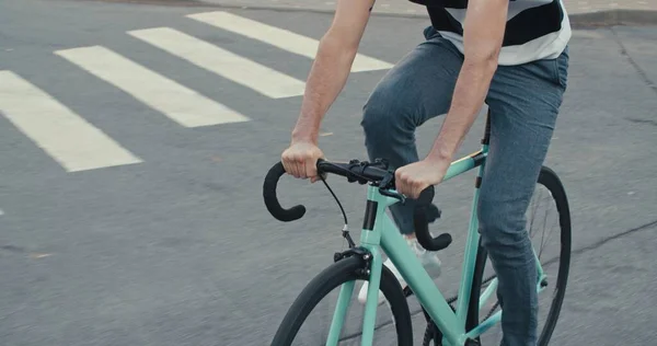 Joven hipster hombre montar en bicicleta — Foto de Stock