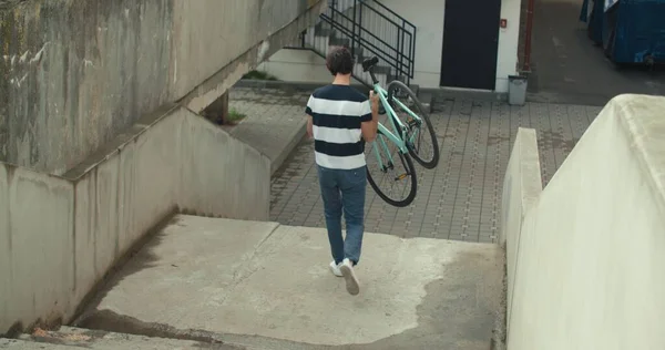 Hombre en llevar su bicicleta —  Fotos de Stock