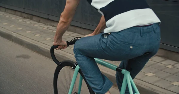Junger Hipster-Mann fährt Fahrrad — Stockfoto
