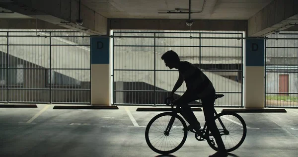 Hombre montando su bicicleta clásica — Foto de Stock