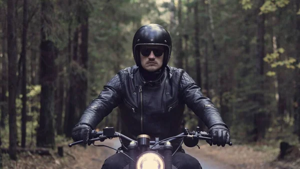 Хлопець їде на мотоциклі на лісовій дорозі — стокове фото