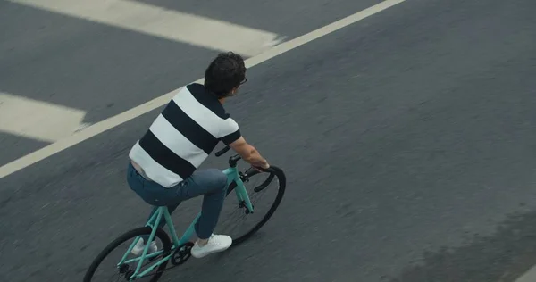 Jeune hipster homme à vélo — Photo