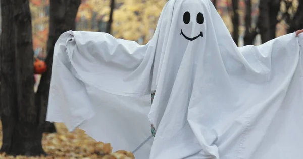Menina em um fantasma traje — Fotografia de Stock