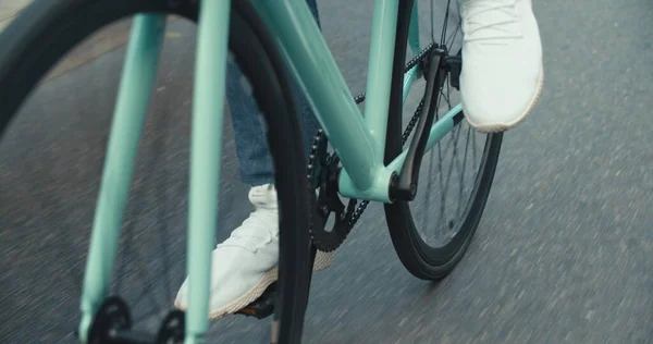 Jonge hipster man rijden fiets — Stockfoto