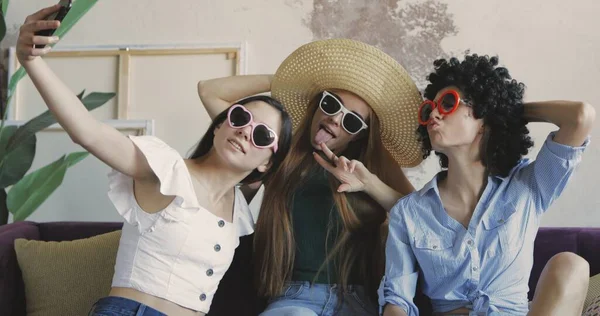 Tres amigas haciendo selfies — Foto de Stock