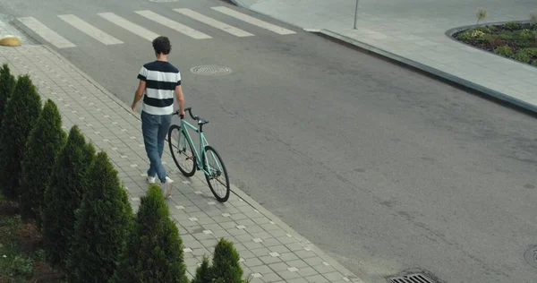 Велосипедист їде на фіксованому спорядженні спортивний велосипед — стокове фото