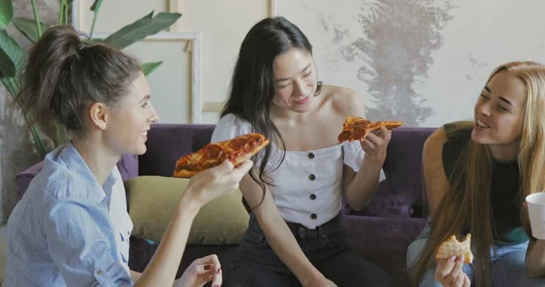 Amigos multiétnicos felizes comendo pizza — Fotografia de Stock