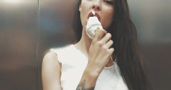 女の子はアイスクリームを食べる — ストック写真