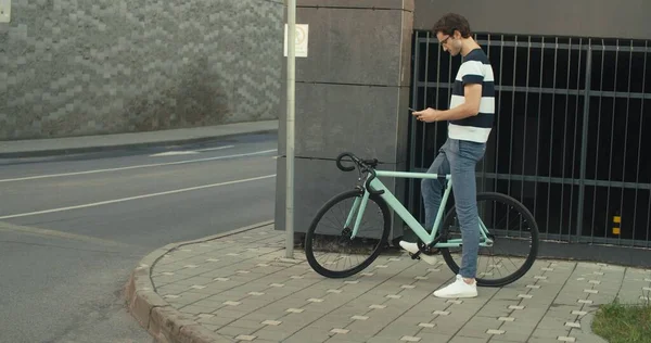 自転車男は固定ギアスポーツバイクに乗る — ストック写真