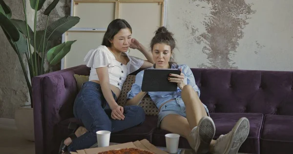 Zwei Freundinnen mit Tablet-Computer — Stockfoto