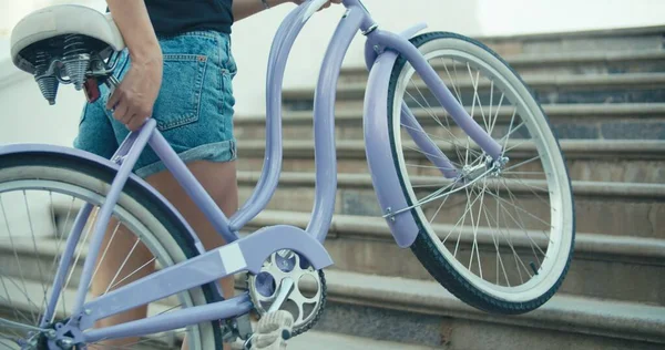 Junge Frau mit Fahrrad in der Stadt — Stockfoto