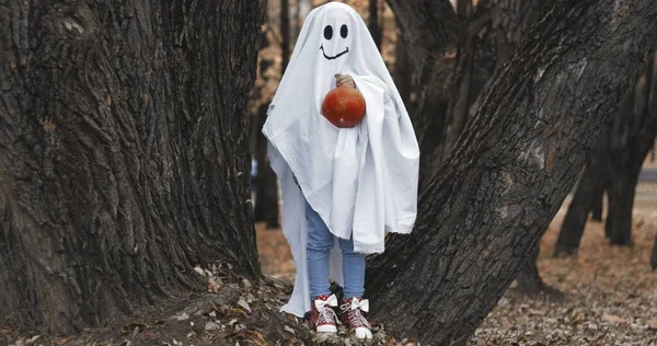 Fetiță într-o fantomă costum — Fotografie, imagine de stoc