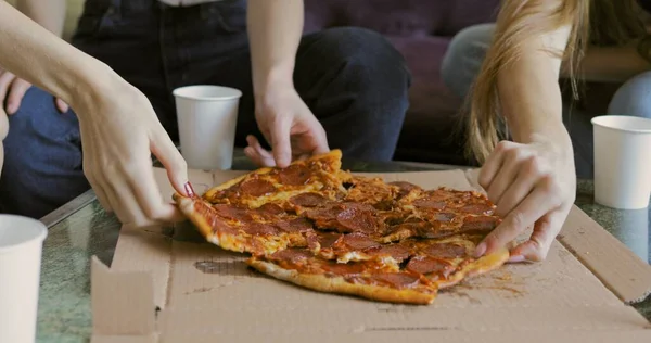 Happy multiethnic friends eating pizza — Stock Photo, Image