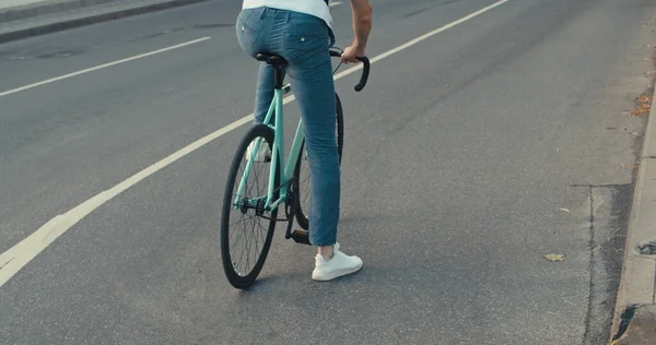 Jonge hipster man rijden fiets — Stockfoto