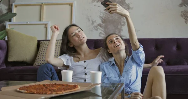 Amigos multiétnicos felizes comendo pizza — Fotografia de Stock