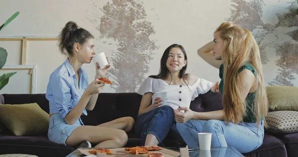 Glückliche multiethnische Freunde beim Pizza essen — Stockfoto