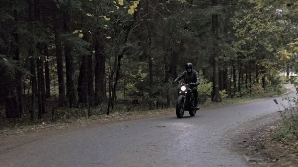 Guy à moto sur la route forestière — Photo