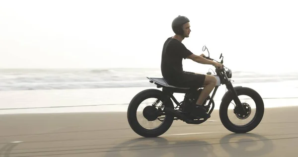 Motorrijder strand motorfiets — Stockfoto