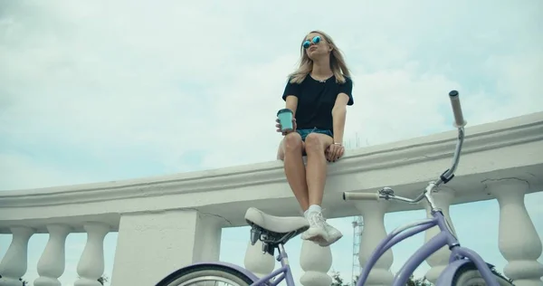 Jonge vrouw loopt op straat met de fiets — Stockfoto