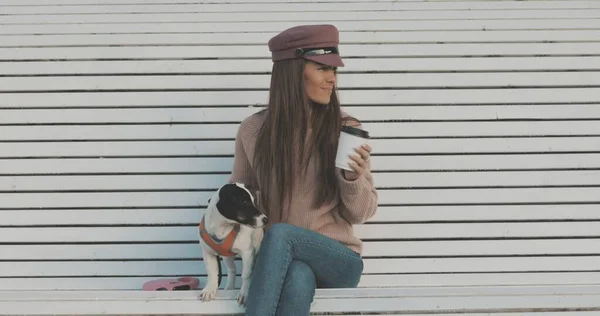 Mujer con gato perro russell terrier sentado en el banco —  Fotos de Stock