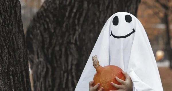 Bambina in costume fantasma — Foto Stock